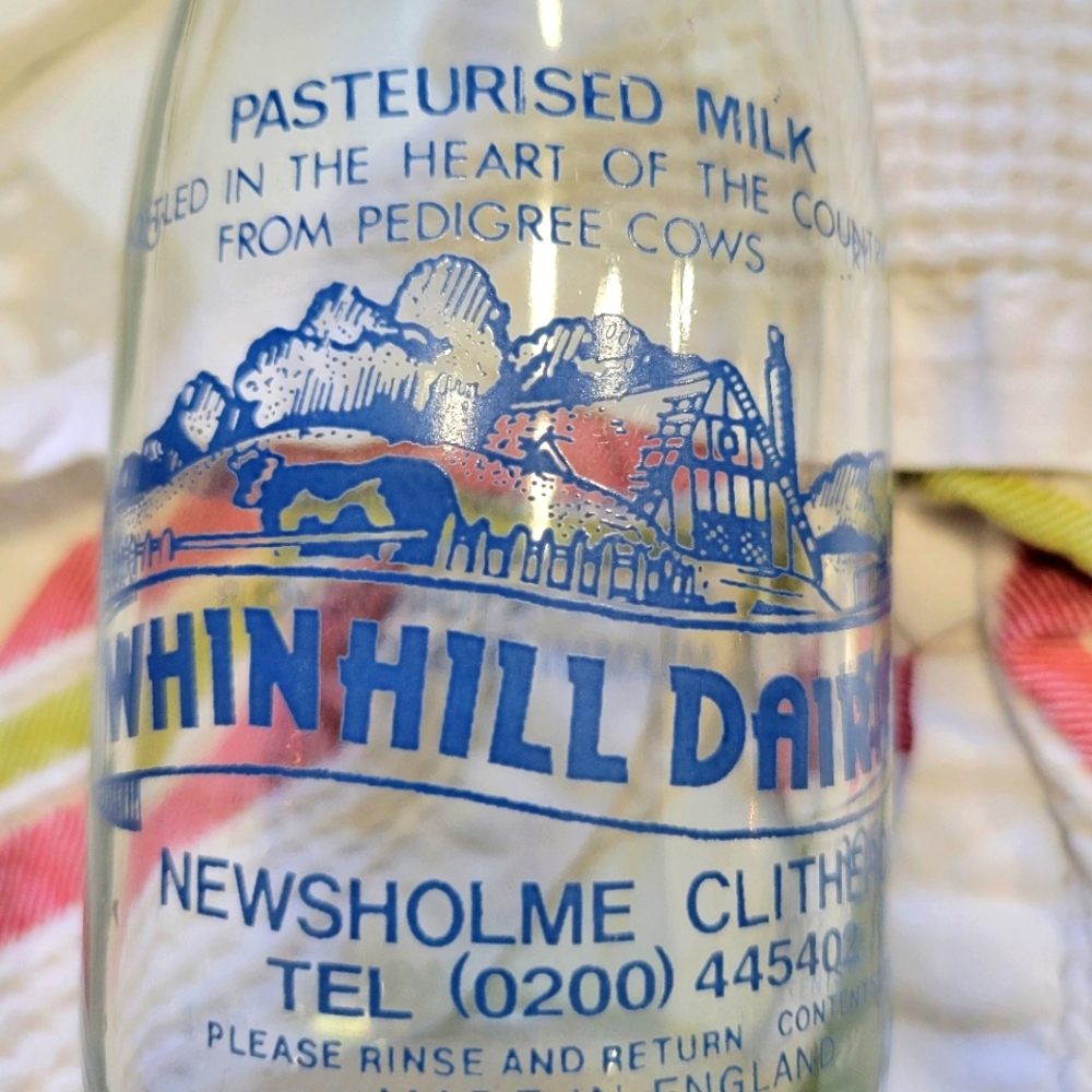 4 English Milk bottles with wire carrier - Picture 2 of 7
